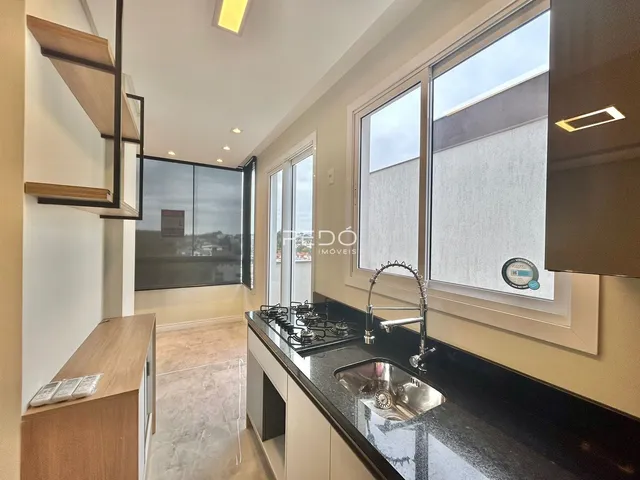 Vista da cozinha moderna com grandes janelas no imóvel em Lajeado.