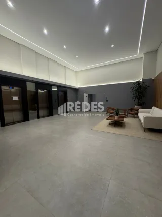 Ambiente interno de uma sala ampla com piso de concreto.