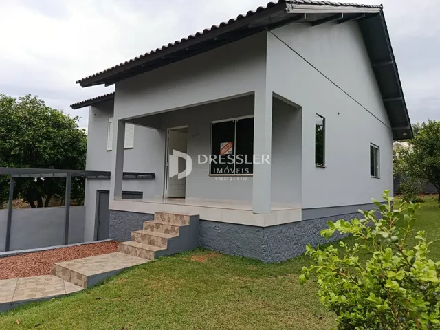 Fachada de uma casa em Lajeado, Brasil, com jardim frontal e acesso por escadaria.