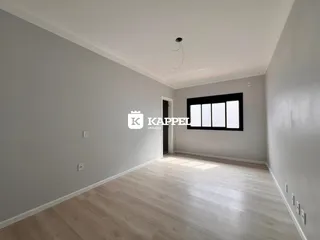 Sala de estar com piso de madeira clara e paredes brancas.