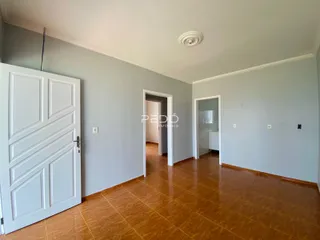 Hall de entrada com piso de cerâmica marrom na residência.
