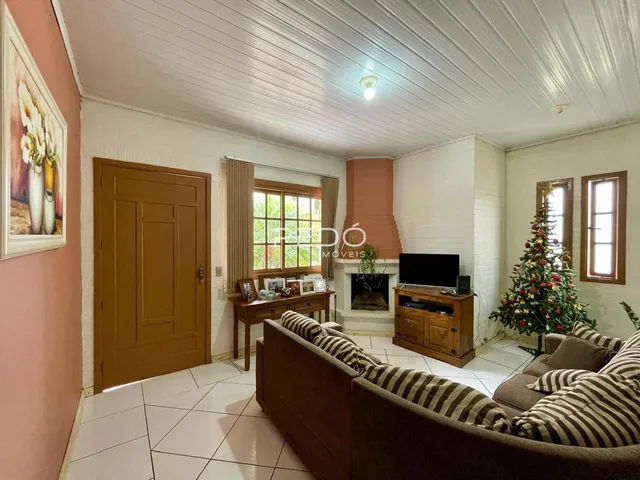 Sala de estar com lareira e decoração de Natal em uma residência.