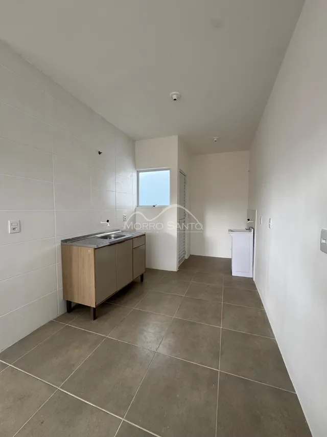 Foto de uma área interna com bancada e piso de cerâmica.