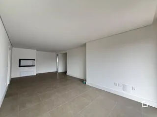 Hall de entrada com piso de cerâmica e paredes brancas.