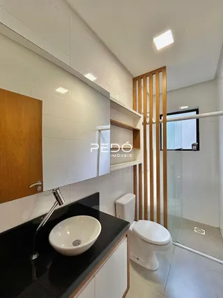 Foto de um banheiro interno com pia e vaso sanitário.