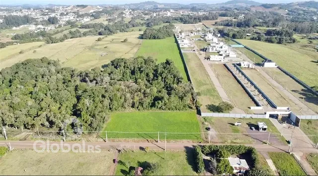 Vista aérea de uma propriedade rural com campos e vegetação na região de Lajeado.