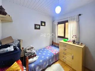 Quarto com cama e janela em um imóvel.