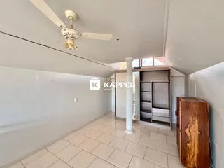 Hall de entrada com piso de cerâmica claro e teto branco.