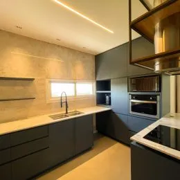Cozinha com bancada e pia em um imóvel moderno.