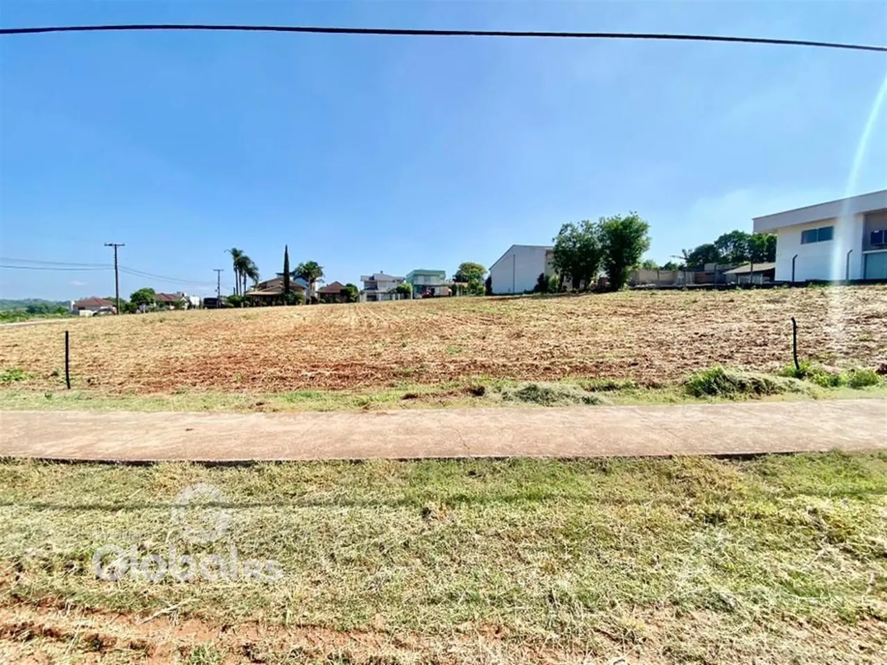Vista da propriedade em Lajeado, Brasil, mostrando um campo aberto e uma estrada.