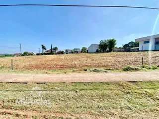 Vista da propriedade em Lajeado, Brasil, mostrando um campo aberto e uma estrada.