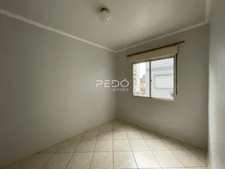 Vista interna de um cômodo com piso de cerâmica e paredes brancas.