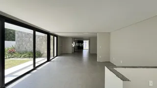 Um interior amplo com portas de vidro se estende por um corredor.