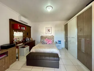 Quarto com cama e armário em um apartamento no Brasil.