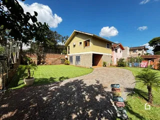 Fachada de uma casa em Lajeado, Brasil com jardim e entrada de cascalho.
