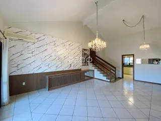 Sala de estar com piso de cerâmica e parede decorada com mármore.