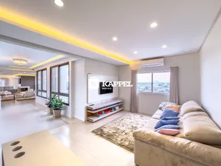 Sala de estar moderna com sofá e vista da cidade.
