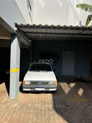 Fachada de um imóvel em Lajeado, Brasil, mostrando uma garagem coberta.