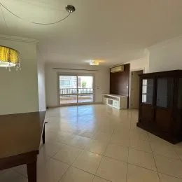 Foto de um ambiente interno com piso de cerâmica claro.