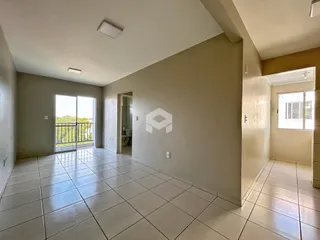 Sala de estar com piso de cerâmica e vista para o exterior.