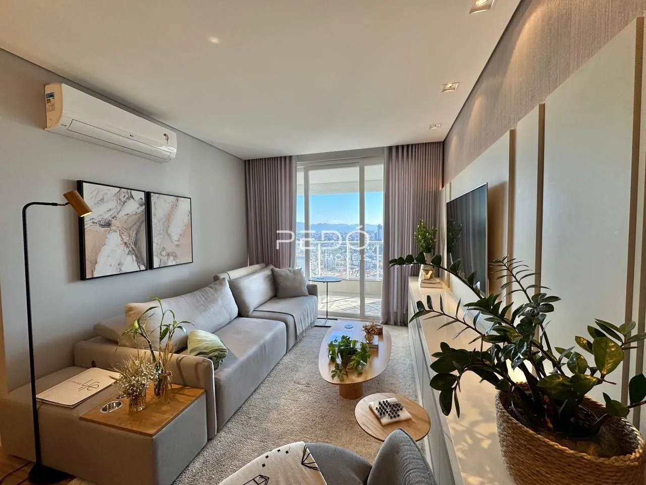 Sala de estar moderna com vista para a cidade.