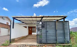 Fachada de uma residência com portão de metal em Lajeado, Brasil.