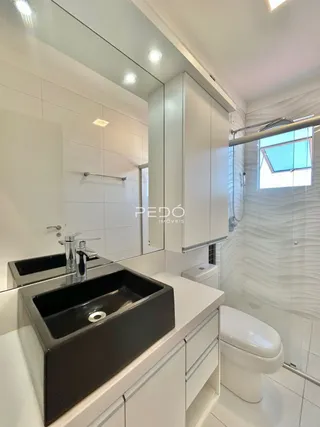 Foto de um banheiro moderno com revestimento branco e box de vidro.