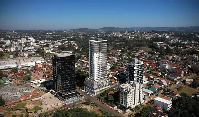 Vista aérea de uma área residencial em Lajeado, Brasil, mostrando o desenvolvimento urbano.
