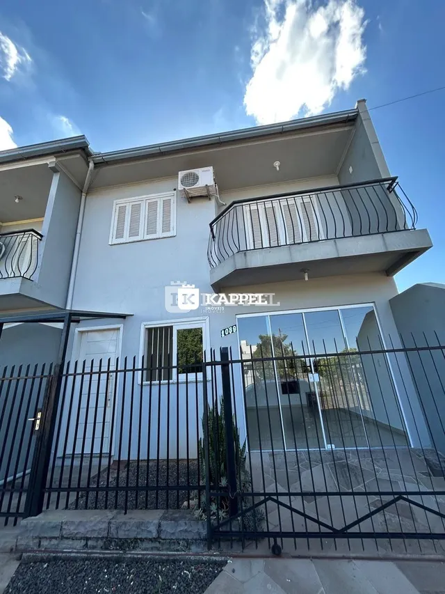 Foto da fachada de um imóvel residencial em Lajeado, Brasil, mostrando a estrutura e a cerca frontal.