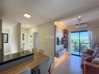 Interior de uma sala de jantar com vista para a paisagem.
