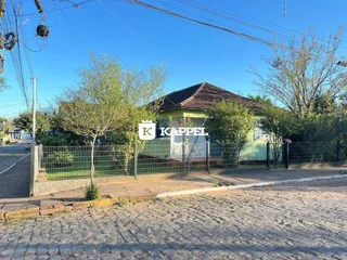 Vista externa de uma residência em Lajeado, Brasil, com cerca e vegetação ao redor.