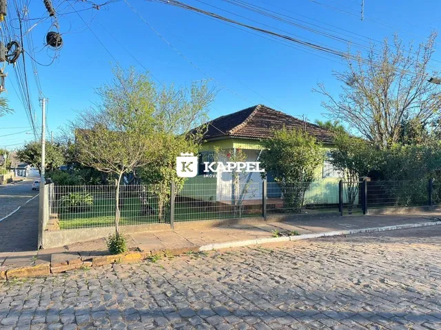 Vista externa de uma residência em Lajeado, Brasil, com cerca e vegetação ao redor.