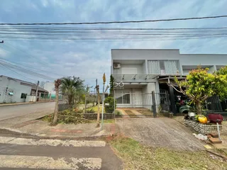 Vista externa de uma residência em Lajeado, Brasil, com cerca e vegetação.