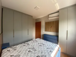 Um quarto com cama grande e armários embutidos.