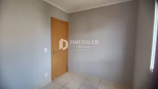 Hall com porta de madeira em uma residência.