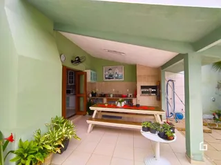 Imagem de uma sala de estar com paredes verdes e teto branco.
