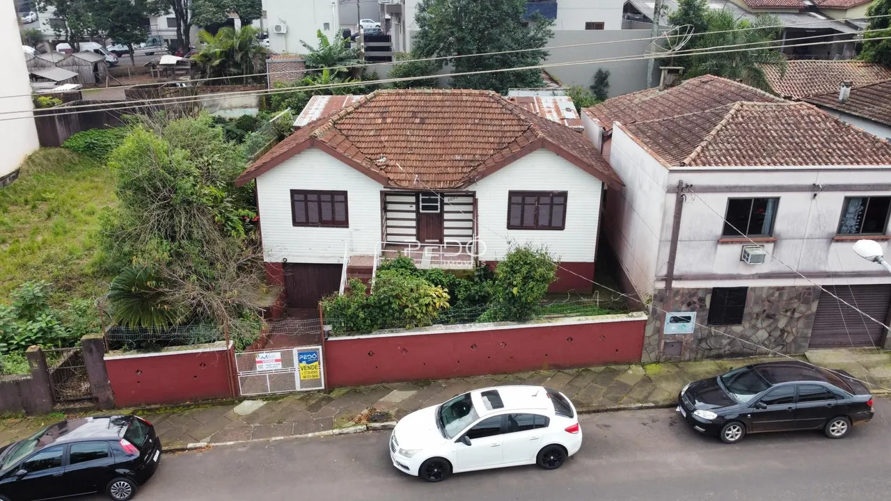 A fachada de uma residência em Lajeado, Brasil, com jardim frontal.