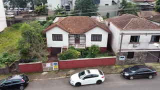 A fachada de uma residência em Lajeado, Brasil, com jardim frontal.