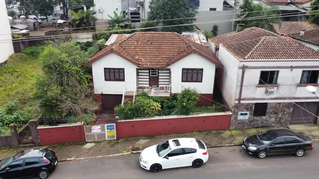 A fachada de uma residência em Lajeado, Brasil, com jardim frontal.