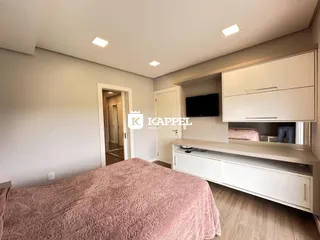 Este quarto apresenta uma cama grande e um armário em um ambiente interno.