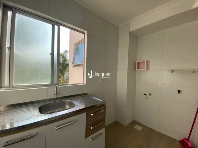Vista de uma bancada de cozinha com janela em um imóvel.