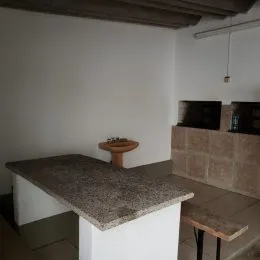 Foto de uma área de cozinha com bancada.
