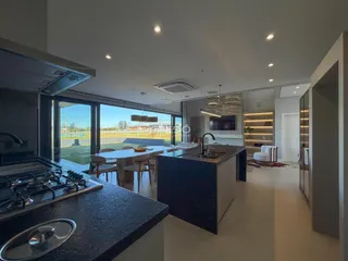Vista da cozinha e sala de jantar de um imóvel moderno em Lajeado.