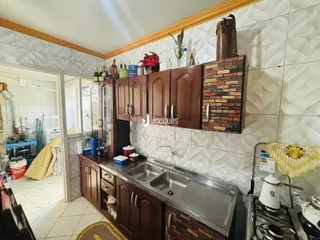 Foto de uma cozinha com armários de madeira e revestimento de azulejos.
