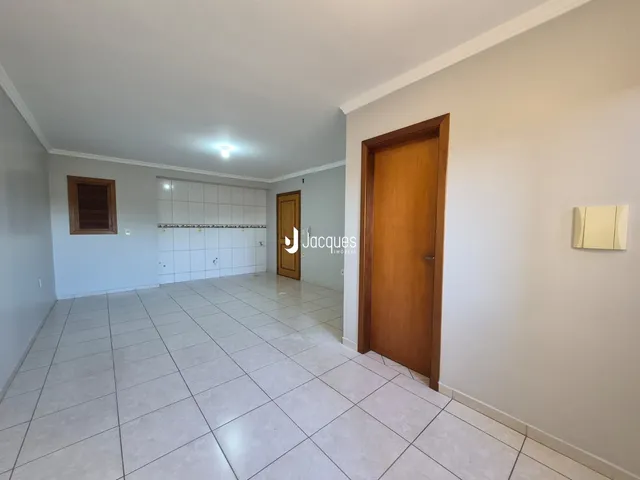 Espaço interno com piso de cerâmica clara e portas de madeira.