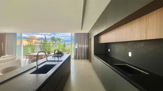 Vista da cozinha moderna com grandes janelas em Lajeado, Brasil.