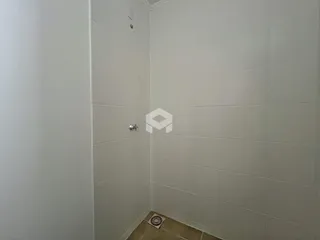 Parede interna com revestimento cerâmico em uma área residencial.