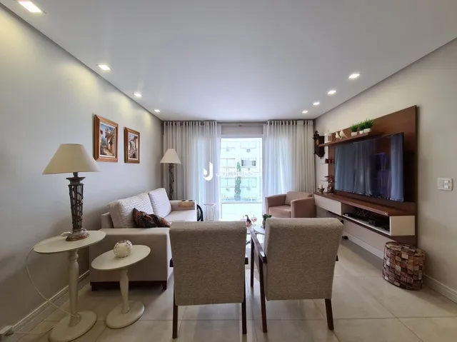 Sala de estar com paredes brancas e piso claro.