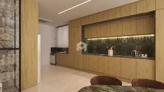 Imagem de uma cozinha moderna com armários de madeira e revestimento de pedra.