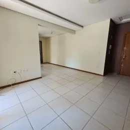 Vista interna de um ambiente com piso de cerâmica clara e paredes brancas.